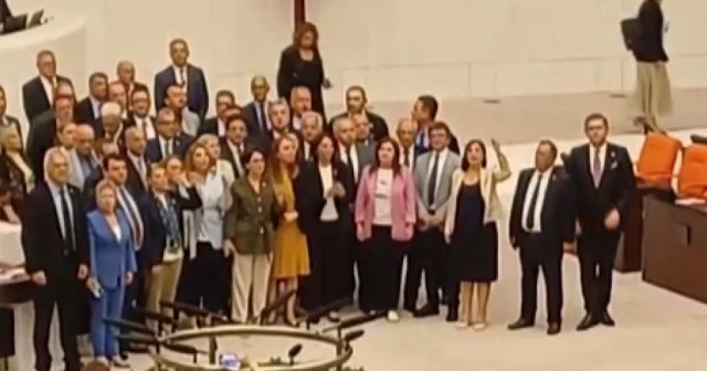 CHP den TBMM de kürsü işgali: Oturuma engel oldular VİDEO İZLE
