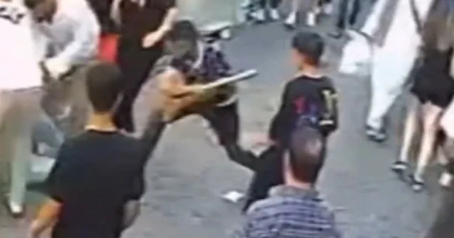 Fatih’te sokak ortasında dehşet anları: Sopa ve yumruklarla saldırdılar VİDEO İZLE