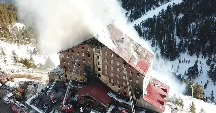 Kartalkaya da 78 kişinin öldüğü otel yangınına ilişkin davada gerginlik! Biz katillerden başsağlığı istemiyoruz!
