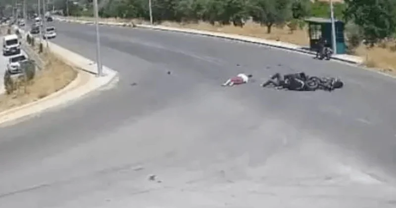 Gaziantep’te motosikletler çarpıştı, sürücüler yola savruldu!
