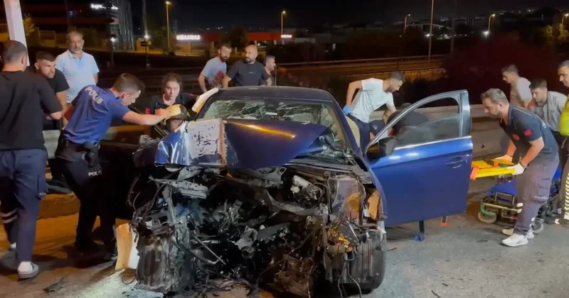 Sultanbeyli’de otomobil duvara çarptı; sıkışan 2 yaralıyı itfaiye kurtardı