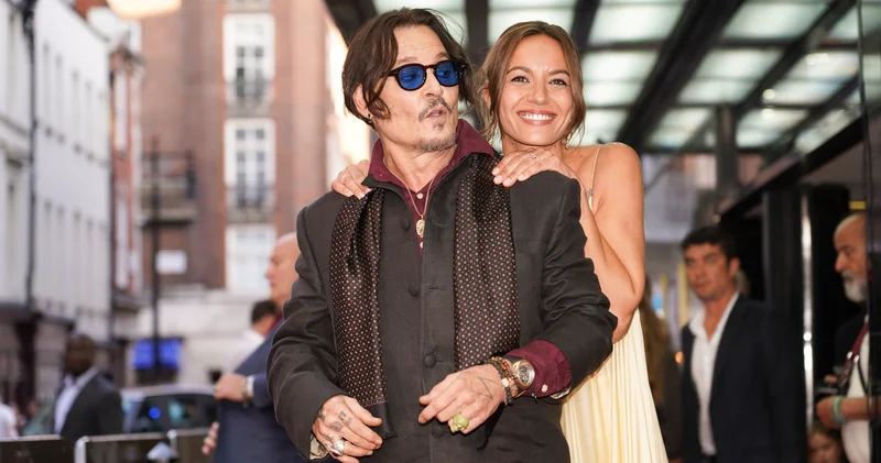 Johnny Depp yönetmenliğini üstlendiği Modi filminin Londra galasına katıldı magazin haberleri