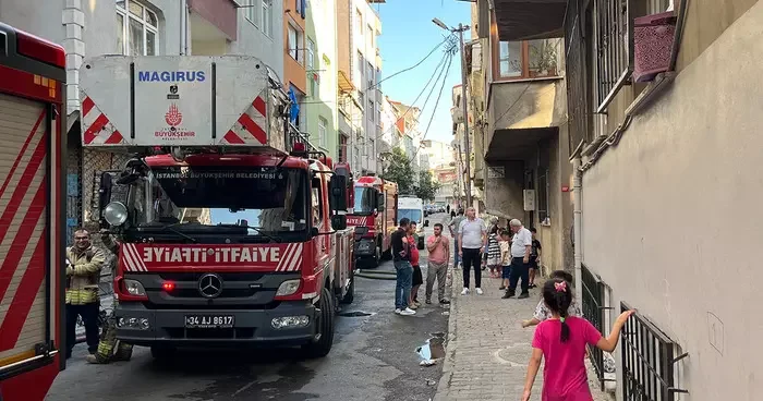 Bağcılar’da 5 katlı binada yangın