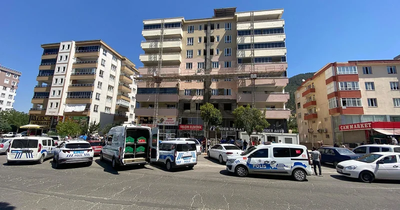 Hasarlı bina tadilatında facia: İskele kırıldı, işçiler yere çakıldı! 2 kişi hayatını kaybetti