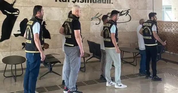 Antalya haberleri Sahte kimlikle taşınmaz satmaya kalktılar: 15 milyonluk vurgun böyle önlendi 09 Temmuz 2025