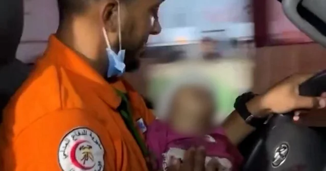Gazzeli ambulans şoförü yaralıları yetiştirirken kucağındaki bebeğe de kalp masajı yaptı VİDEO İZLE