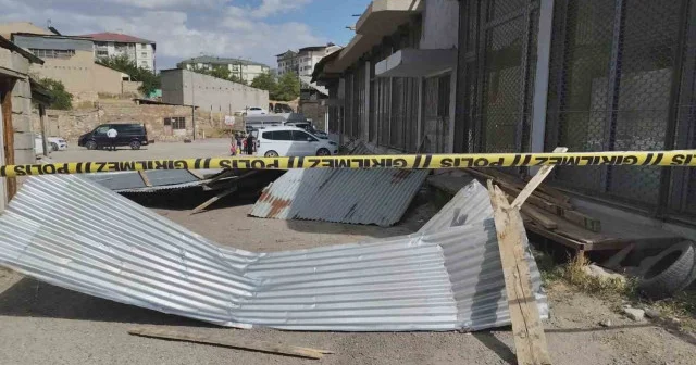 Rüzgar çatıları uçurdu, 3 araç hasar gördü Gündem Haberleri