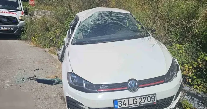 Taklalar atan otomobil uçuruma yuvarlanmaktan son anda kurtuldu: 5 yaralı