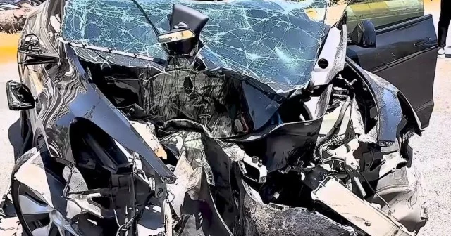 Kontrolden çıkan Tesla çarptığı ağacı devirdi: 4 kişi yaralandı VİDEO İZLE