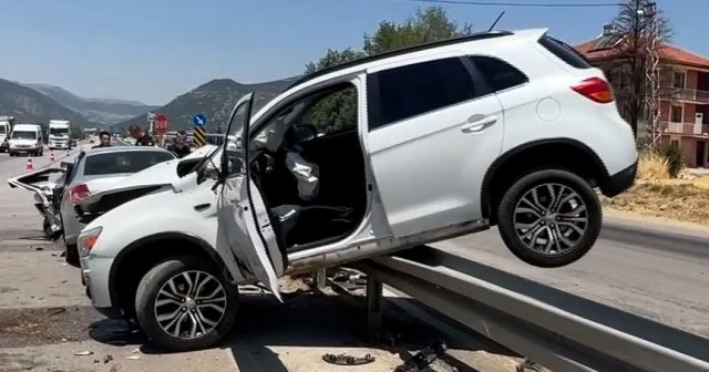 Burdur Antalya Karayolu’nda iki otomobil çarpıştı: 2 si çocuk 5 yaralı VİDEO İZLE