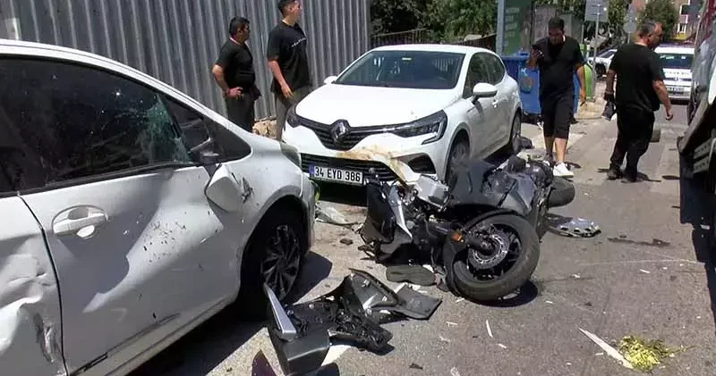Üsküdar da 3 aracın karıştığı zincirleme kazada motosikletli ağır yaralandı