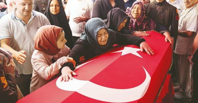 Şehitlerini böyle uğurladılar: Çiçek, kılıç oyuncak Gündem Haberleri