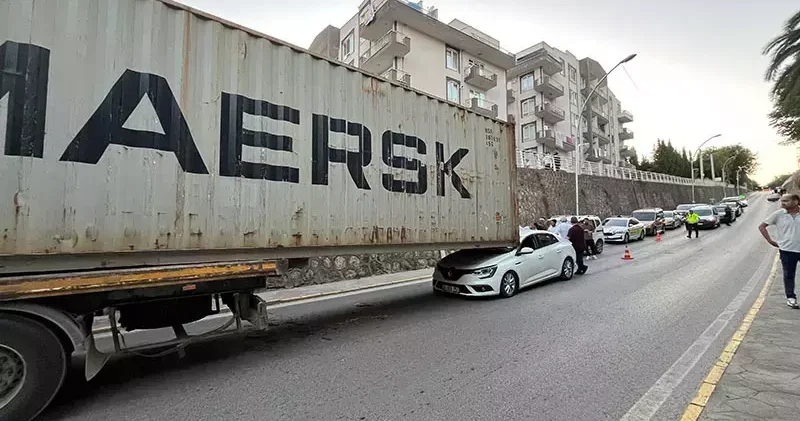 Üst geçide çarpan TIR’ın dorsesindeki konteyner, otomobilin üzerine kaydı