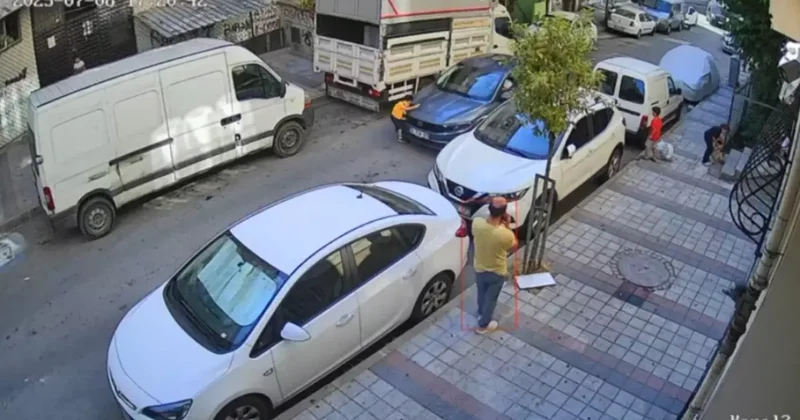 Sultangazi de feci görüntü: Yola fırlayan çocuğa araba çarptı