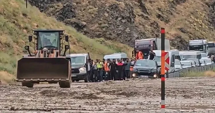 Yüksekova Van yolunda heyelan: Araçlar mahsur kaldı
