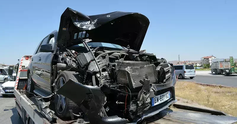 3 araç kavşakta çarpıştı; 2 si çocuk 5 yaralı