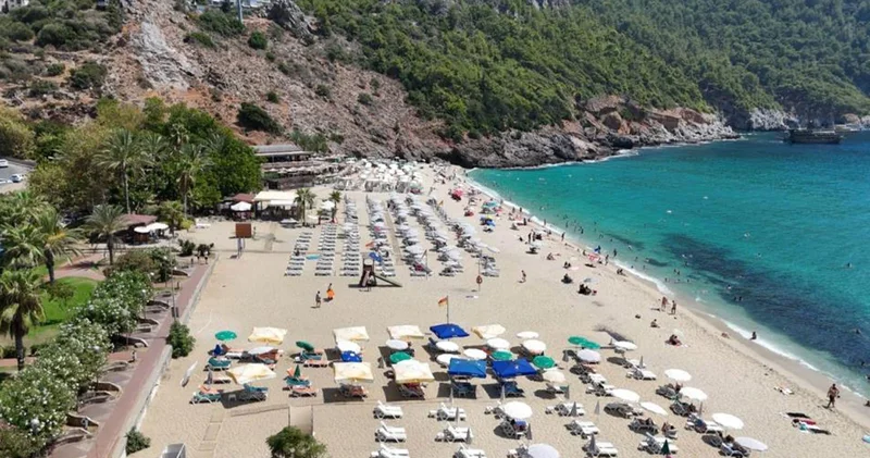 Alanya da sıcak hava nedeniyle plajlar doldu
