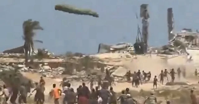 Gazze’ye paraşütle indirilen yardım malzemeleri Filistinlilerin üzerine düştü VİDEO İZLE