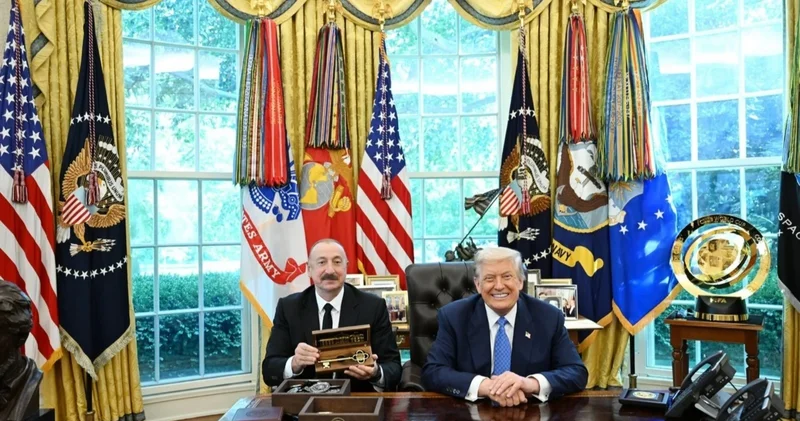 ABD Başkanı Trump, Azerbaycan Cumhurbaşkanı Aliyev e Beyaz Saray ın sembolik anahtarını takdim etti