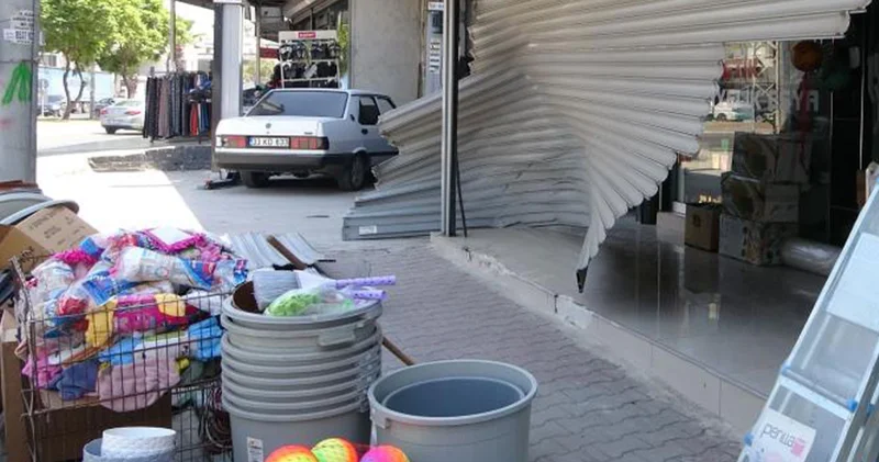 Araç iş yerine daldı: 2 yaralı