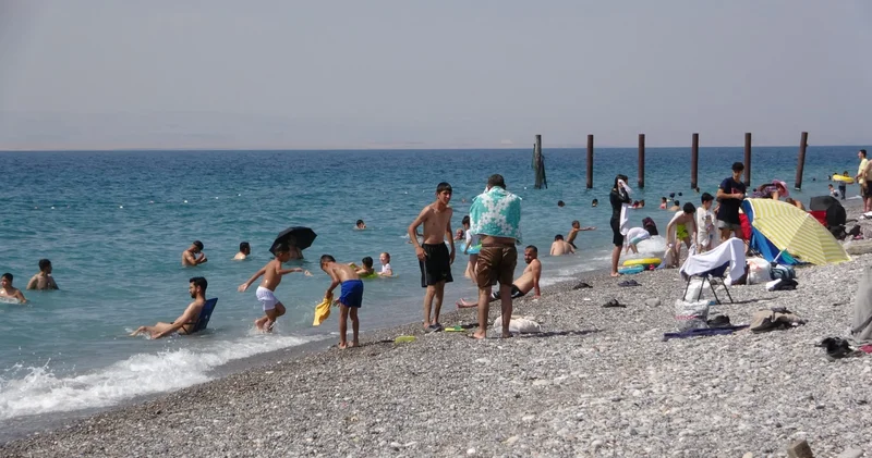 Van Gölü mavi bayraklı plajıyla tatilcilerin akınına uğradı