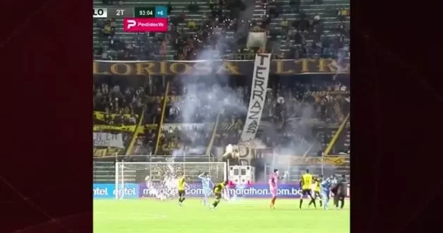 Maç sırasında futbolcuya havai fişek isabet etti!