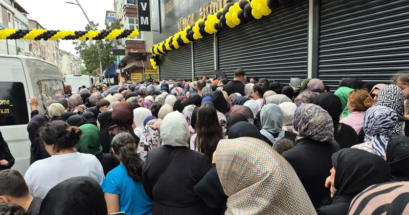 Mağaza açılışında indirim izdihamı