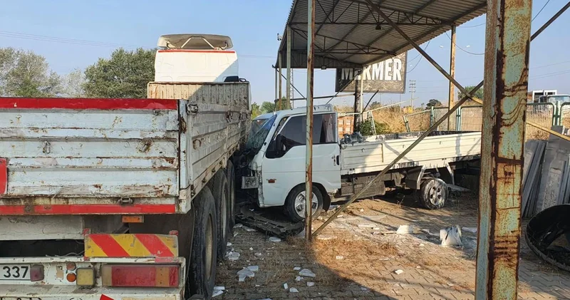 Lastiği patlayan kamyonet tıra çarptı; 2 yaralı