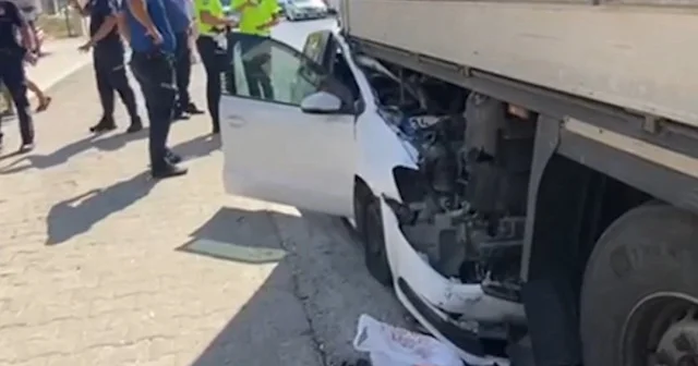 Park halindeki TIR a çarpan otomobildeki 4 kişi yaralandı VİDEO İZLE