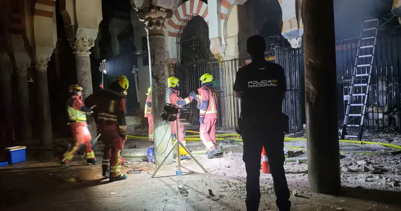 Kurtuba Camii nde yangının çıktığı şapelin çatısı çöktü