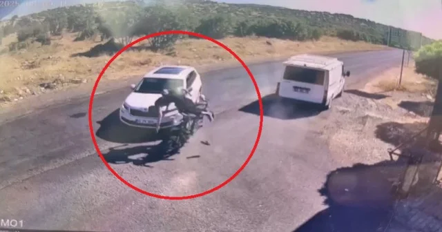 Motosiklet otomobile çarptı: Sürücü ve yolcu yola savruldu Diyarbakır Haberleri
