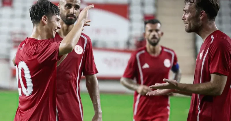 Antalyaspor, 13 oyuncu ve 1 antrenörüne veda etti