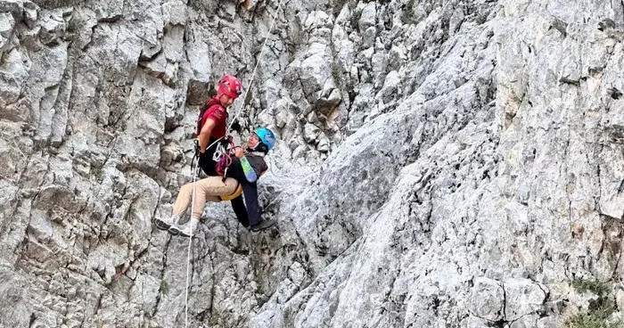 Fethiye de kayalık alana sert inen paraşütçü ve yolcusu kurtarıldı