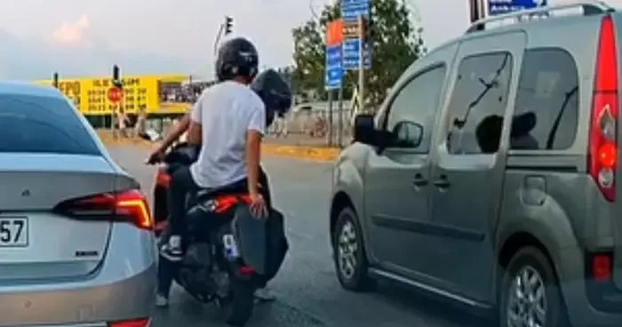 Işık ihlali için buldukları yöntem şaşırttı! Başka bir aracın kamerası kaydetti