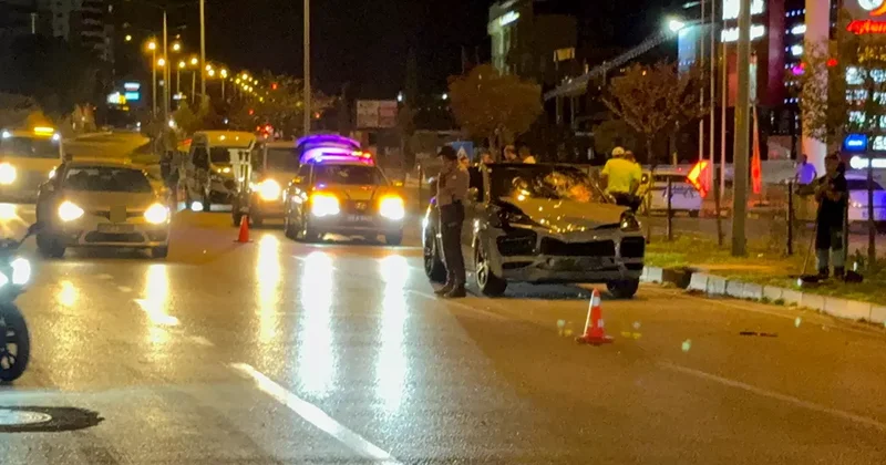 Şehrin merkezinde feci kaza: Lüks otomobilin çarptığı 2 kişi canından oldu