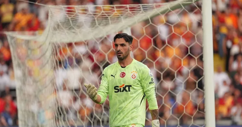 Galatasaraylı yıldızdan anlamlı hareket! Kırmızı kartın ardından...