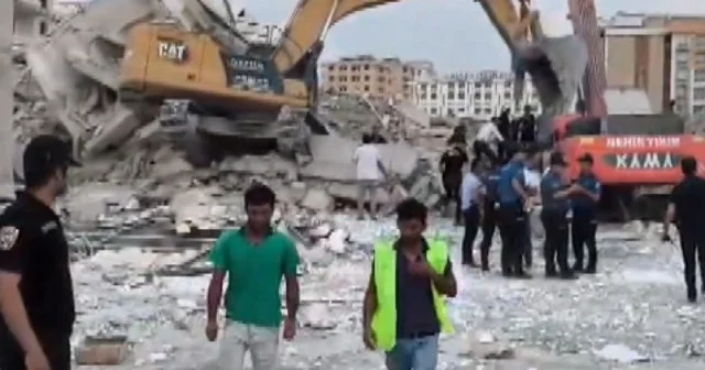 Ağır hasarlı bina yıkımında operatör enkaz altında kaldı: Hayatını kaybetti VİDEO İZLE