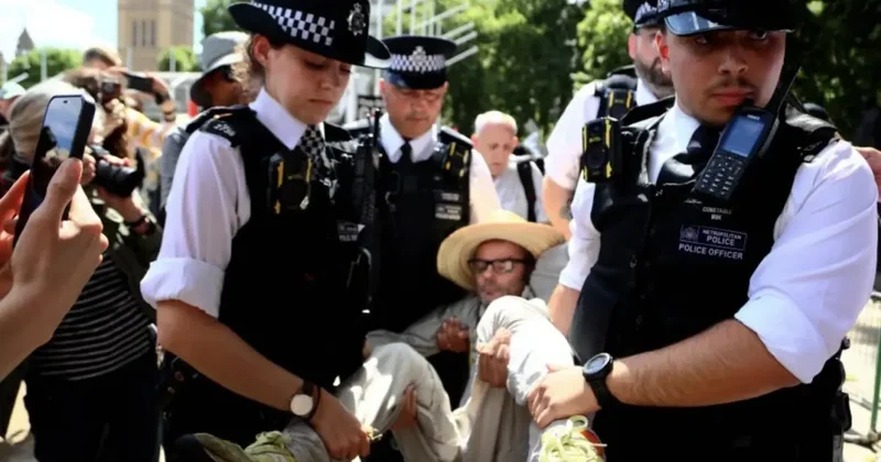 İngiltere de Palestine Action a destek eylemine polis müdahalesi