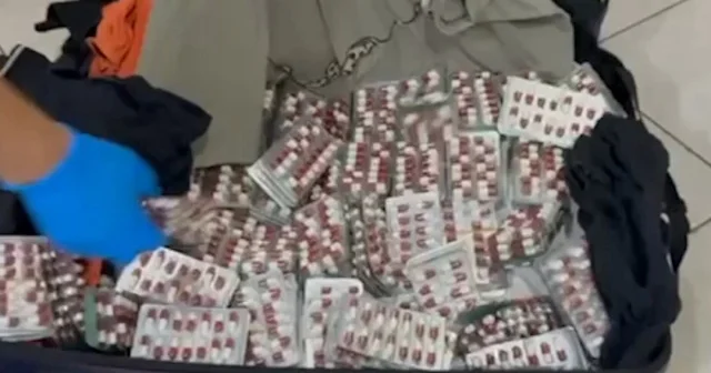 Adana da otobüs yolcusu valizinde 5 bin 642 uyuşturucu etkili hapla yakalandı VİDEO İZLE