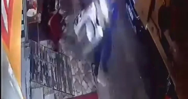 Gazın verildiği motosiklet, masa ve sandalyelere çarptı; o anlar kamerada Bursa Haberleri