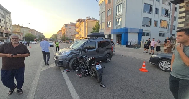 Elazığ da motosiklet, hafif ticari araca çarptı: 3 yaralı Elazığ Haberleri