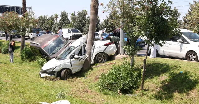 Hafif ticari aracıyla 3 otomobile ve sivil polis aracına çarptı; 2 polis yaralı Antalya Haberleri