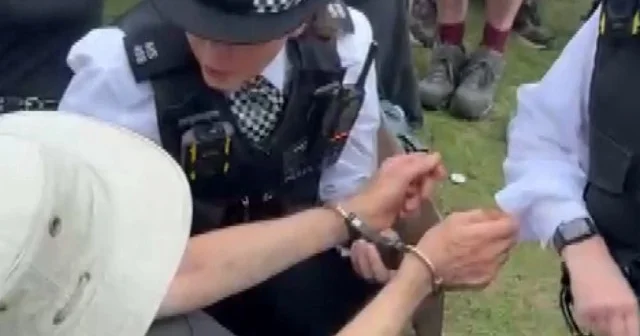 İngiliz polisi Gazze protestosuna engel oldu: Çok sayıda kişi gözaltına alındı VİDEO İZLE