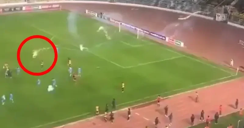 Akıl almaz olay! Taraftarın attığı havai fişek, kendi futbolcusuna isabet etti Fanatik Spor Haberleri Video