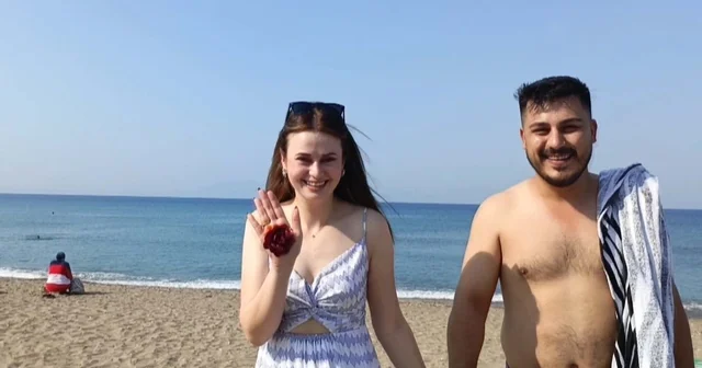 Kına geleneği için davul ve zurna eşliğinde plaja geldiler; damat denize atıldı İzmir Haberleri