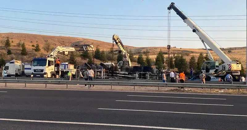 Beton mikseri otomobilin üzerine devrildi; 6 yaralı
