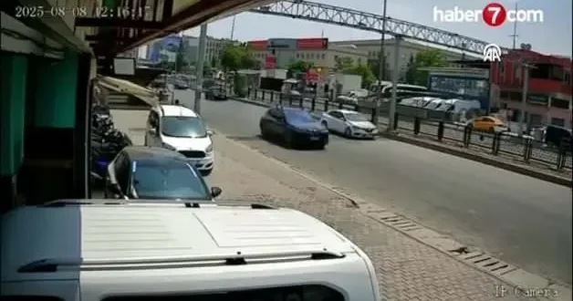 Tır ile otomobilin çarpışması güvenlik kamerasında