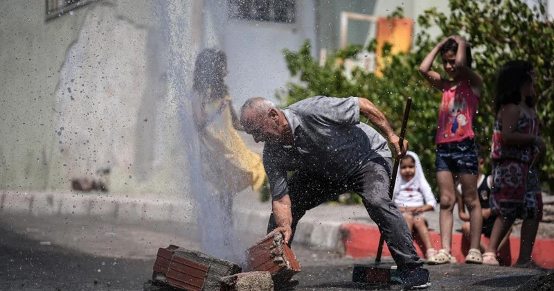 İZSU patlayan su borusunu tamir etmedi, mahalleli isyan etti