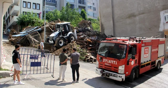 Sinop ta yıkılma riski bulunan tarihi metruk bina çöktü Sinop Haberleri