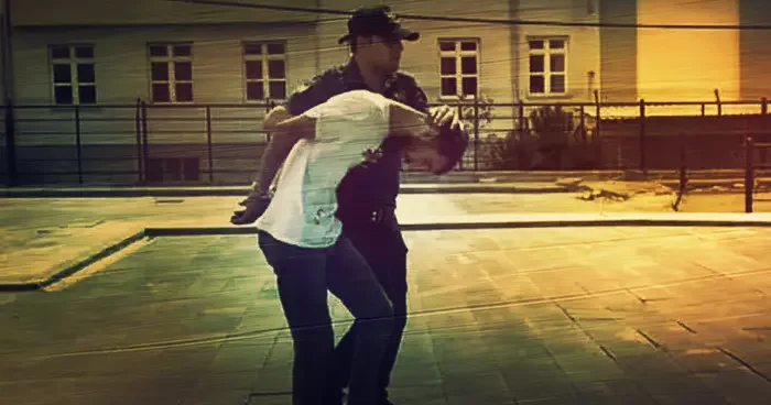Gözaltına alınırken polisin parmağını ısırarak kopardı!